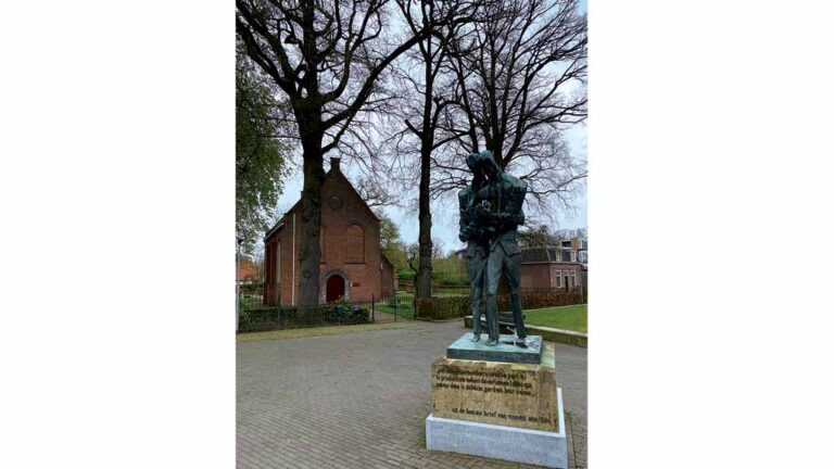 AMOR FRATERNO  Estátua em homenagem  a Theo e Vincent:  amizade e parceria até o fim