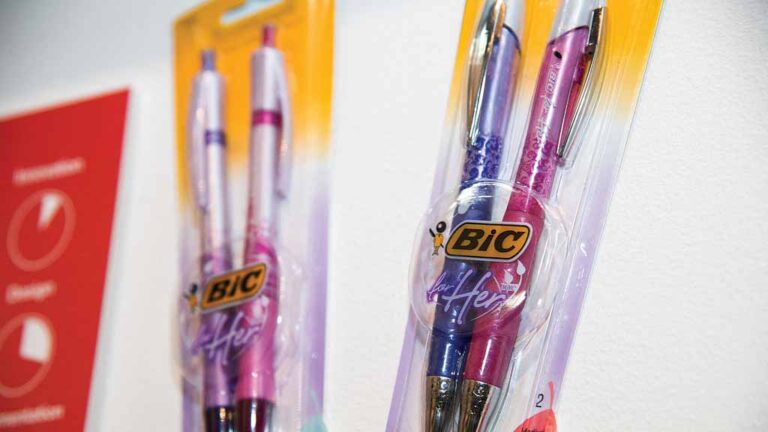 Canetas “para elas”: em pleno século 21, a BIC lançou um conjunto para o público feminino, nas cores rosa e roxo