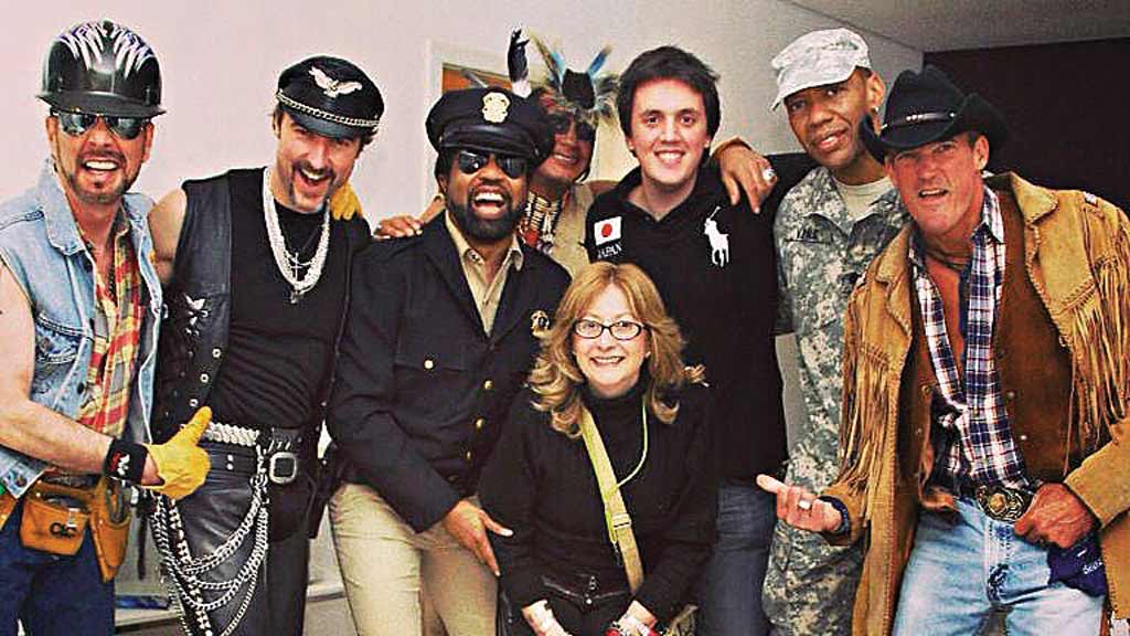  Pepeu Correa (sem chapéu) com o Village People: primeira produção aos 16 anos